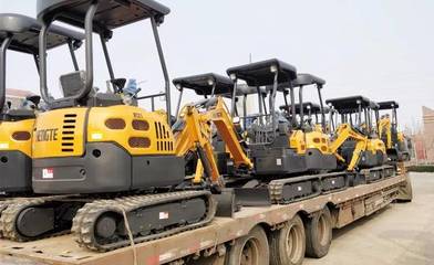 恒特挖掘機再次交付15臺微型挖掘機，助力客戶高效作業(yè)